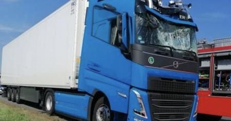 Dramatyczny wypadek na A4. Wpadł prosto w kabinę jadącego TiR-a. Mógł zabić kierowcę