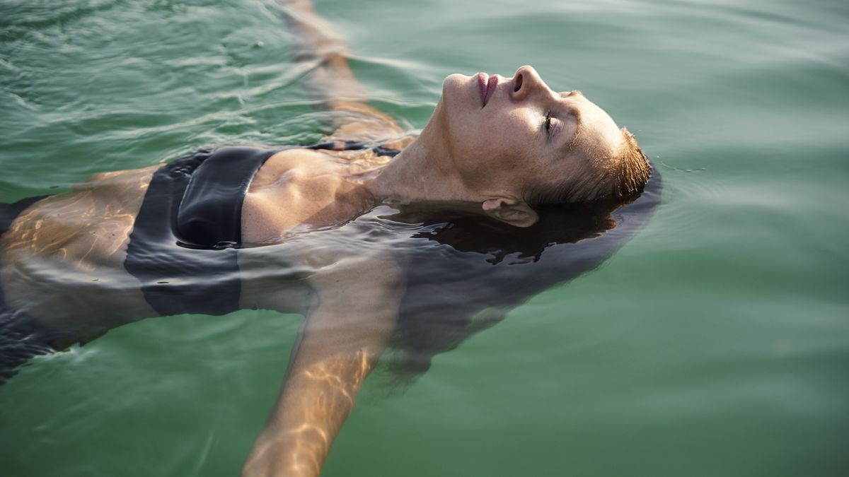 Mature woman floating in a lake with closed eyes
Westend61
best ager, downshifting, excursion, floating, leisure, pleasure, recreation, woman