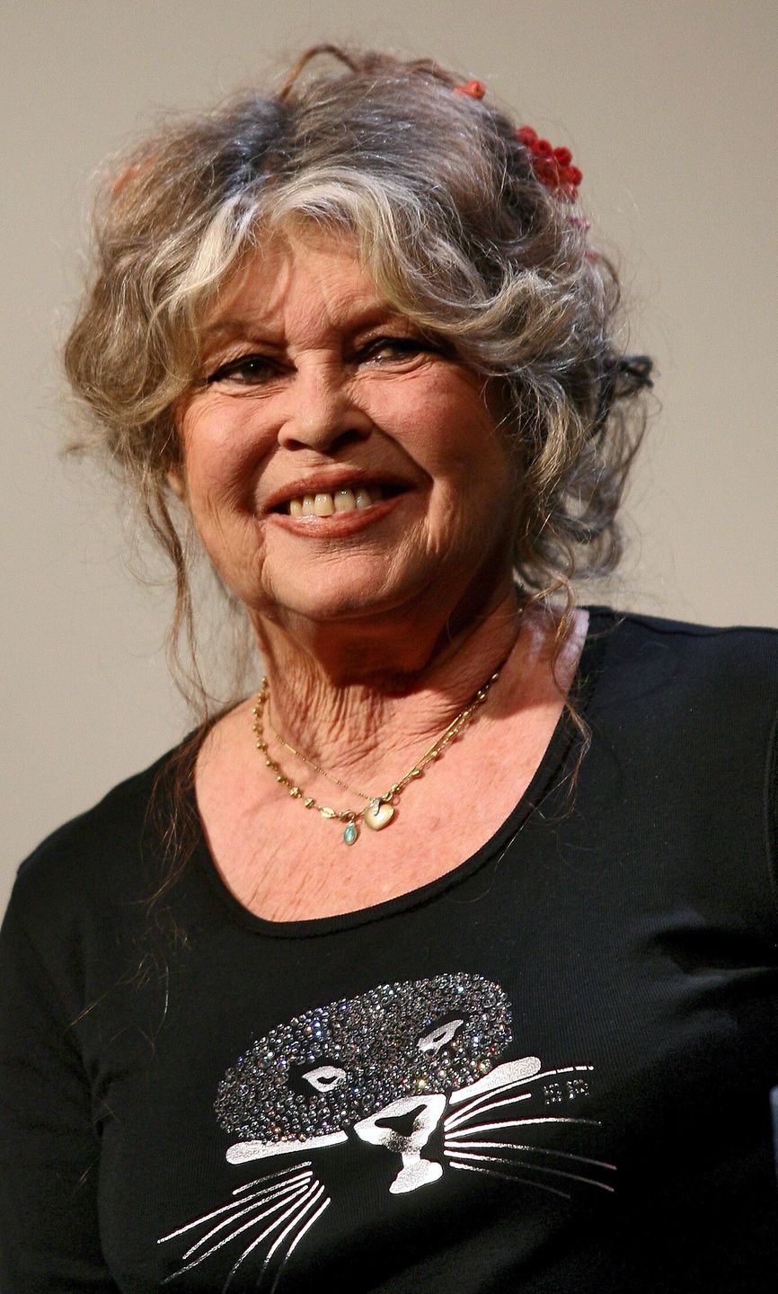 (FILE) - Former French actress and animal rights campaigner Brigitte Bardot poses for a photograph in Paris, France, 28 September 2006 (reissued 28 December 2025). French film legend and animal rights activist Brigitte Bardot has died aged 91, her foundation announced on 28 December 2025. EPA/OLIVER WEIKEN *** Local Caption *** 51589569 Dostawca: PAP/EPA.