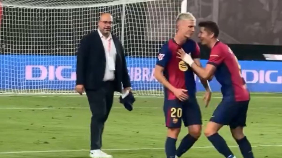 Dani Olmo i Robert Lewandowski po meczu FC Barcelony
