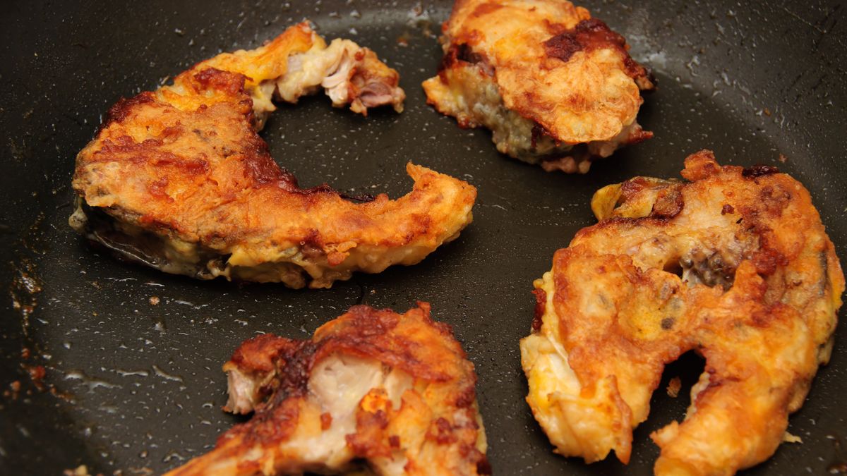 W kuchni podczas smażenia karpia zazwyczaj jest dużo bałaganu