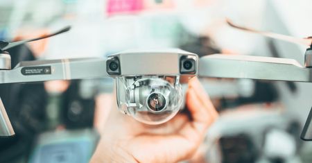 14-latek sterował dronem nad zakładem Orlenu w Płocku. Odpowie przed sądem