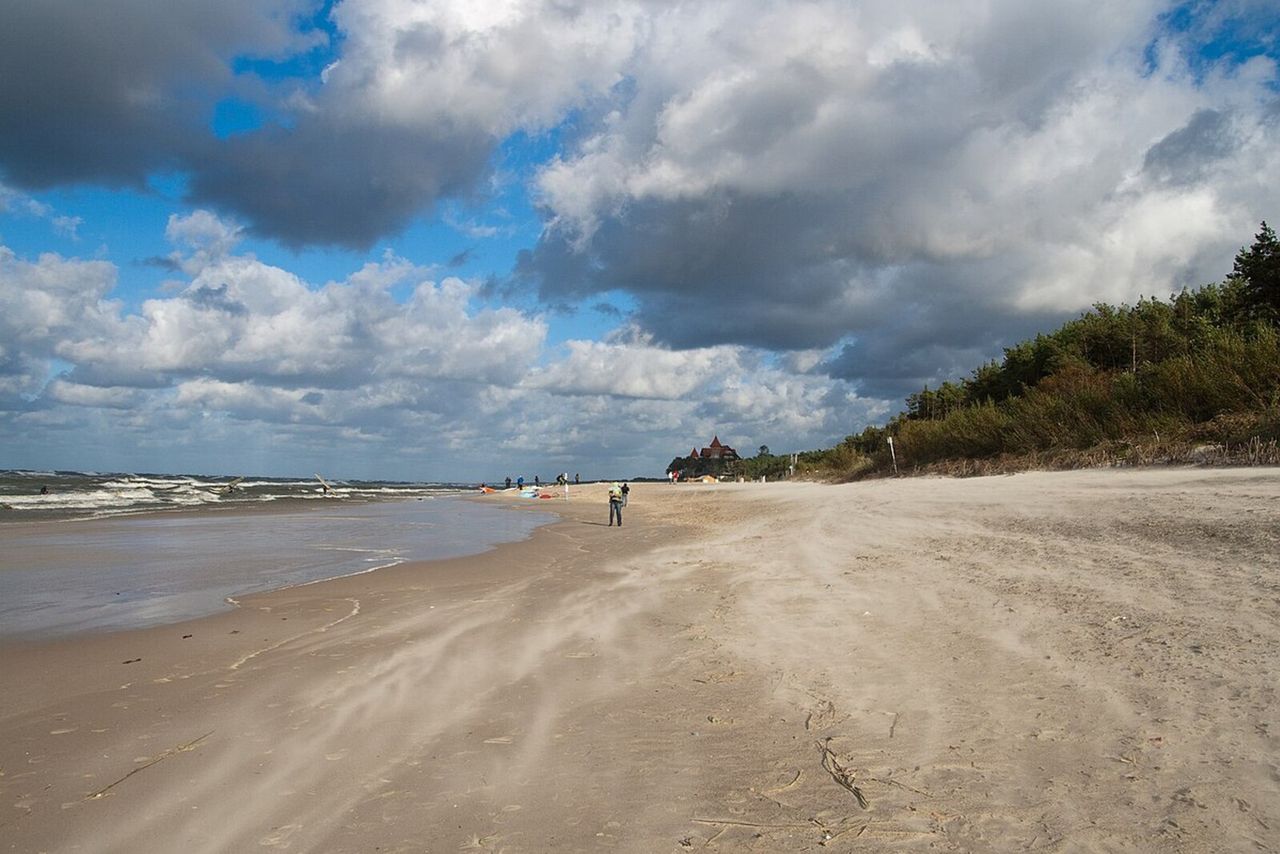O krok od tragedii na plaży w Łebie. Pijana 16-latka topiła się w Bałtyku