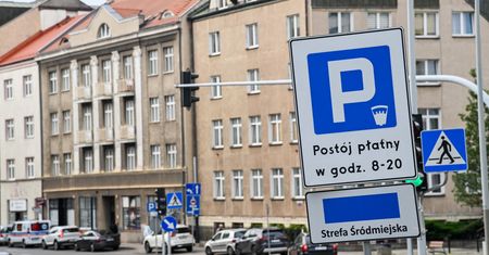 Nowe opłaty za parkowanie w małych miastach. Jest projekt. "Gminy są paraliżowane"
