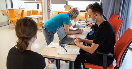 Trzecia dawka wcześniej niż po pół roku. "Zmiana lada moment"