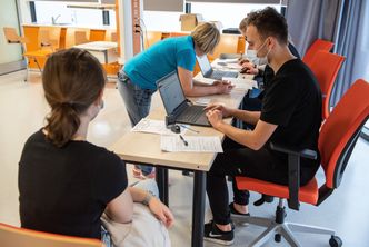 Trzecia dawka wcześniej niż po pół roku. "Zmiana lada moment"