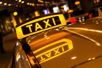 Wrocław: Protest taksówkarzy. Blokują miejsca parkingowe pod urzędem. "W taksówce język polski jest obowiązkowy"