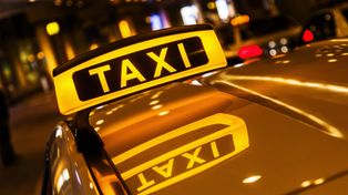 Wrocław: Protest taksówkarzy. Blokują miejsca parkingowe pod urzędem. "W taksówce język polski jest obowiązkowy"