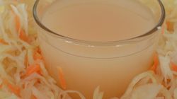 Takie są skutki picia soków z kiszonek. Nie każdemu służą