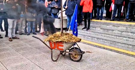Trwa protest rolników w Poznaniu. Chwycili za taczkę z obornikiem