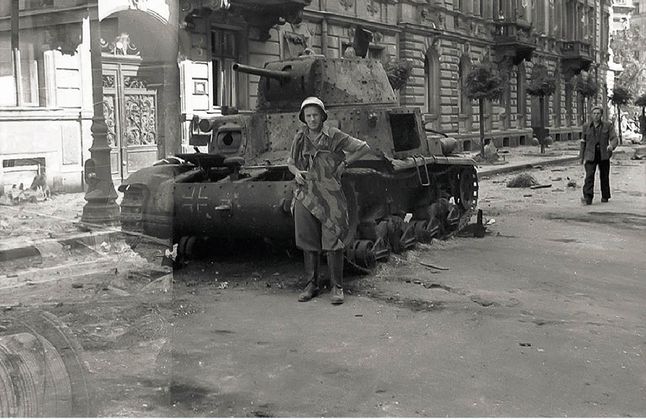 23 sierpnia. Śródmieście Południowe. Spalony czołg przy ulicy Piusa XI (obecnie Piękna).