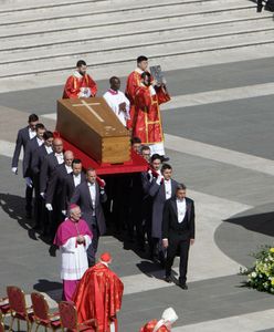 Najważniejsza postać pogrzebu. Oto, co powiedział kardynał Re