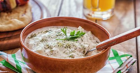 Domowy sos tzatziki. Doskonały dodatek do mięs