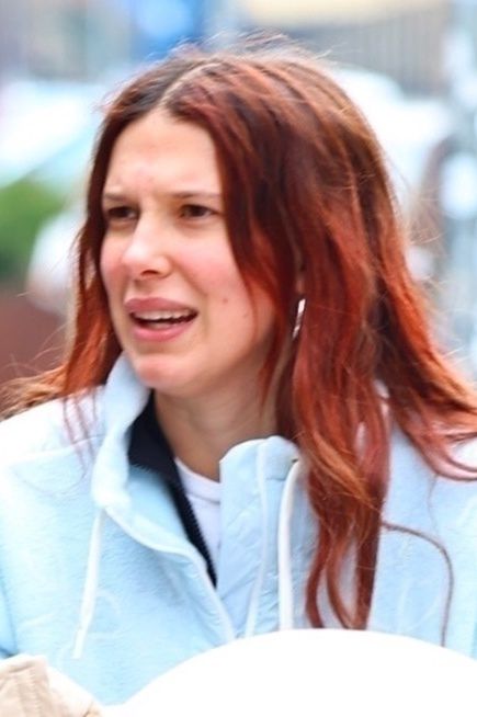 Millie Bobby Brown na spacerze z mężem i córką w Nowym Jorku