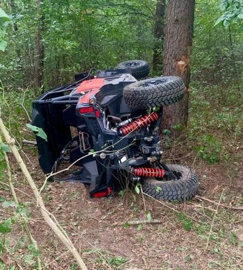 Somianka: Buggy roztrzaskane o drzewo – 15-letni kierowca ciężko ranny. Ranna trójka nieletnich. Nastolatek bez uprawnień