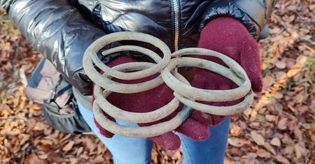 Sensacyjne odkrycie na Podkarpaciu. Nagolenniki z epoki brązu sprzed 2500 lat