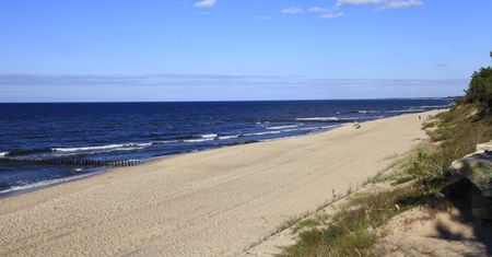 Plaże w Ustce znów otwarte. Tajemnicza substancja została usunięta