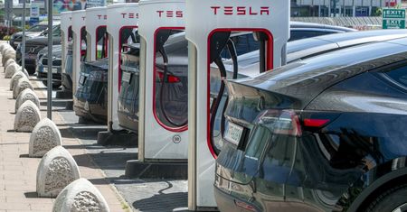 Tesla Muska wciąż na szczycie, ale jest  problem