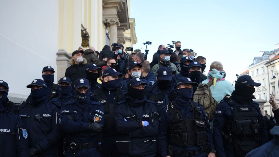 Warszawa. Prokuratura wystąpiła o areszt dla kobiety, która zraniła policjanta