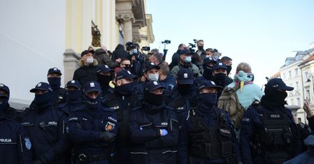 Protesty w Warszawie. Wniosek o areszt dla 25-latki, która zraniła policjanta racą