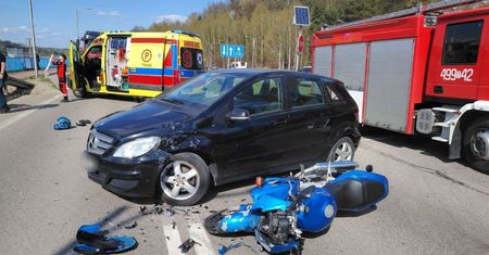Groźne zderzenie z udziałem motocykla w gminie Brody. Śmigłowiec LPR w akcji po wypadku w Krynkach [zdjęcia]