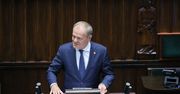 Tusk grzmi z mównicy sejmowej. W tle krzyki posłów
