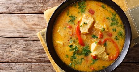 Zupa tajska z kurczakiem i makaronem – orientalna uczta smaków