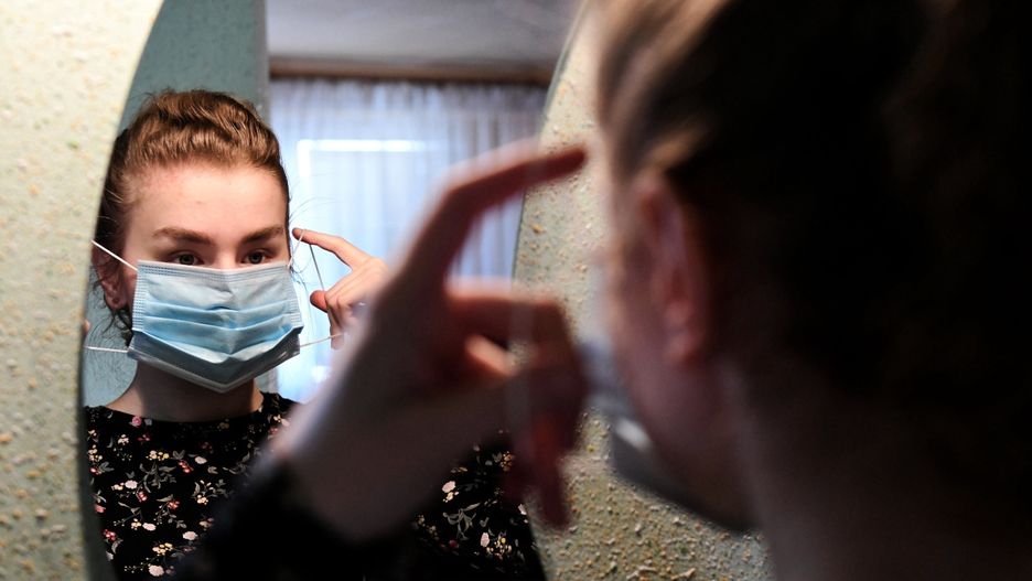 Koronawirus w Polsce. Jak prawidłowo używać i postępować z maską ochronną? 