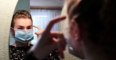 Koronawirus w Polsce. Maski ochronne - jak uniknąć najczęstszych błędów radzi ekspert GIS