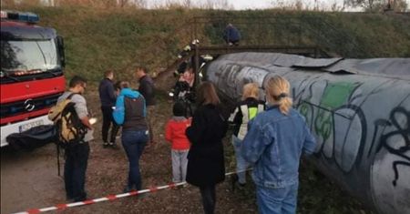 Od 7 dni tkwi w rurze w Rzeszowie. Strażacy nie mogą jej rozciąć