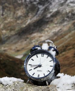 Zmiana czasu na letni. Zaznacz ten dzień w kalendarzu