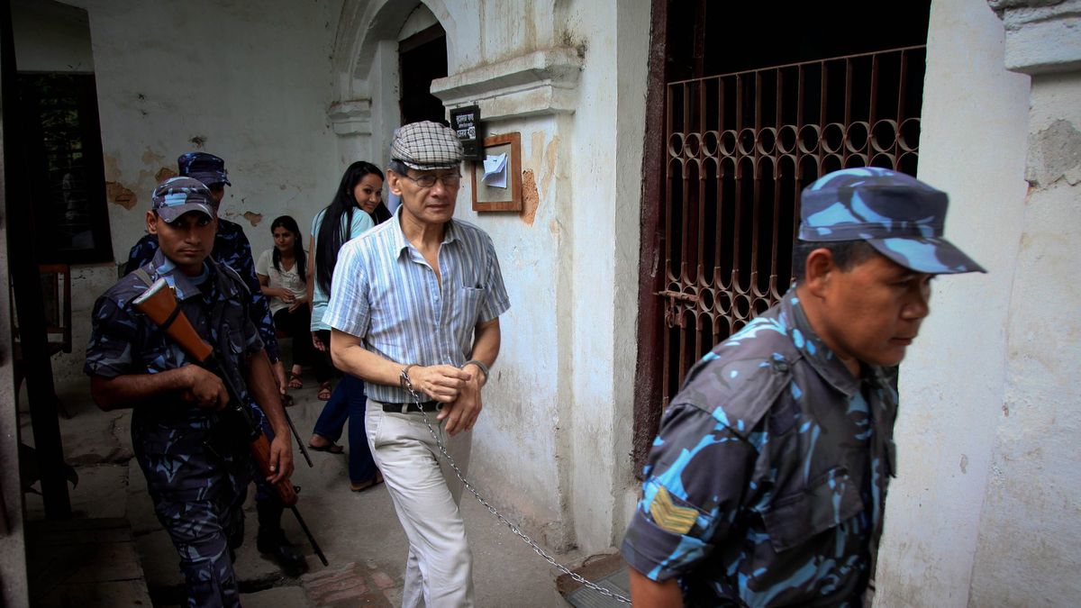 Charles Sobhraj prowadzony do sądu w Katmandu, 2011 rok.