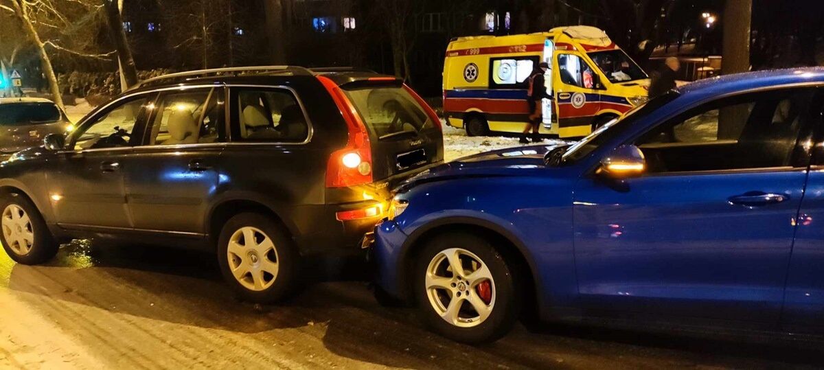 Zderzenie pięciu pojazdów, w tym autobusu i karetki, na al. Andersa