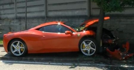 Ferrari 458 Italia rozbite pod fabryką w Maranello [wideo]