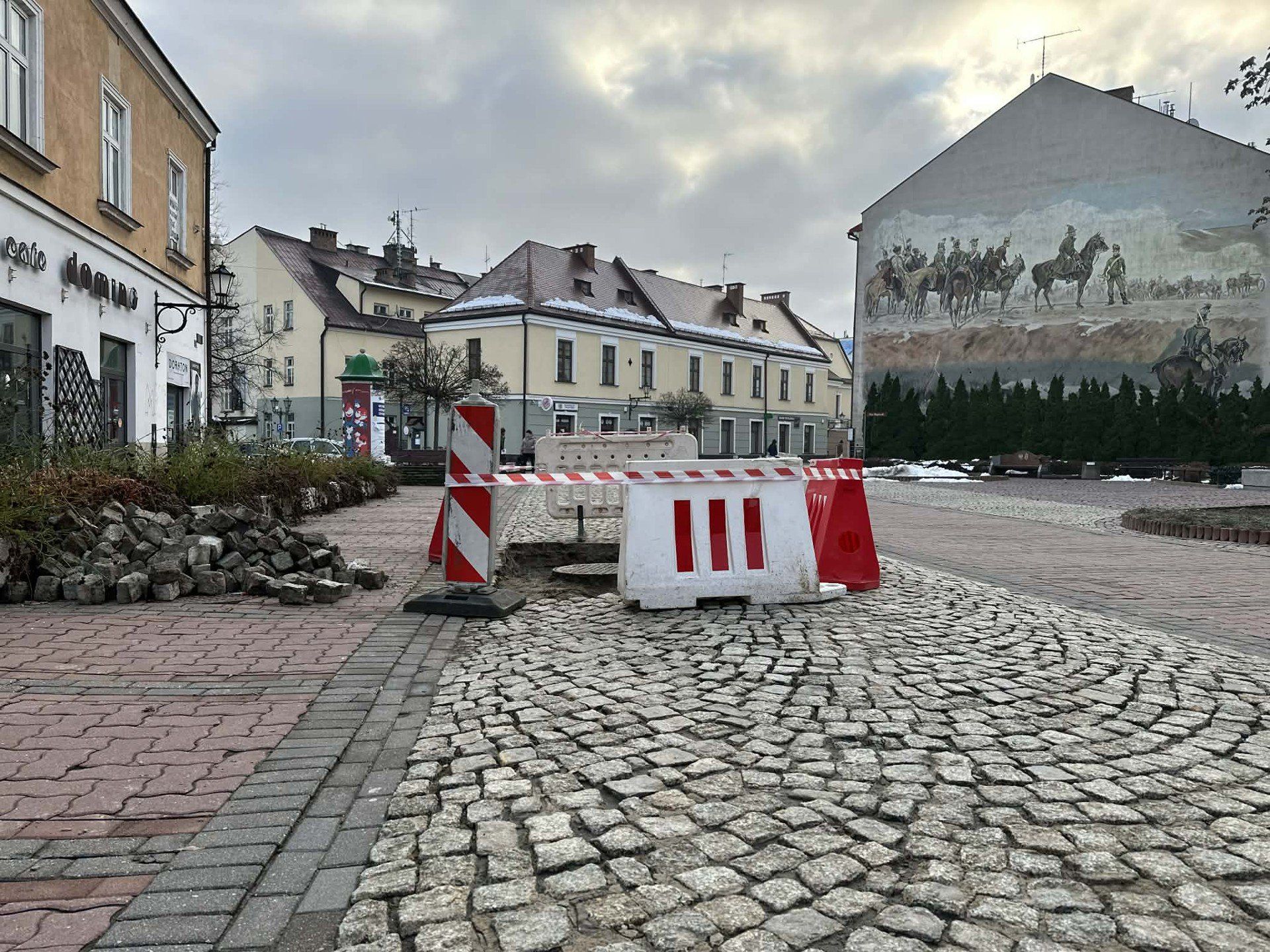 Dziura stanowiła zagrożenie dla przechodniów i przejeżdżających samochodów.  Wezwano służby, aby ją odpowiednio zabezpieczyć