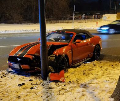 Mustang rozbity w Lublinie. Zaskoczenie policjantów po przybyciu na miejsce