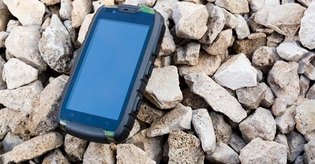 Smartfony odporne na trudne warunki. Zwykły telefon wymięka