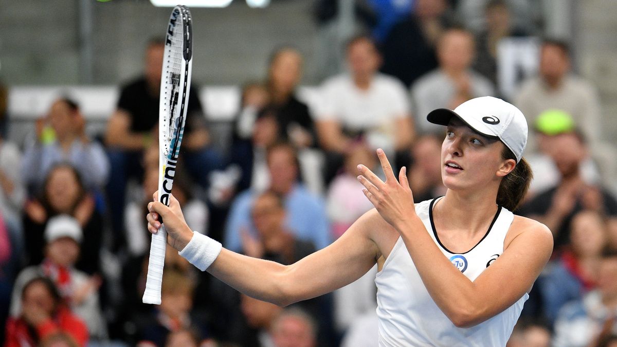 Radom, 16.04.2022. Polka Iga Świątek (na zdjęciu) w pojedynku z Rumunką Andreeą Prisacariu podczas barażowego meczu tenisa pomiędzy Polską i Rumunią, 16 bm. w hali Radomskiego Centrum Sportu, ktorego stawką jest awans do finałowego turnieju Pucharu Billie Jean King. (js) Piotr Polak