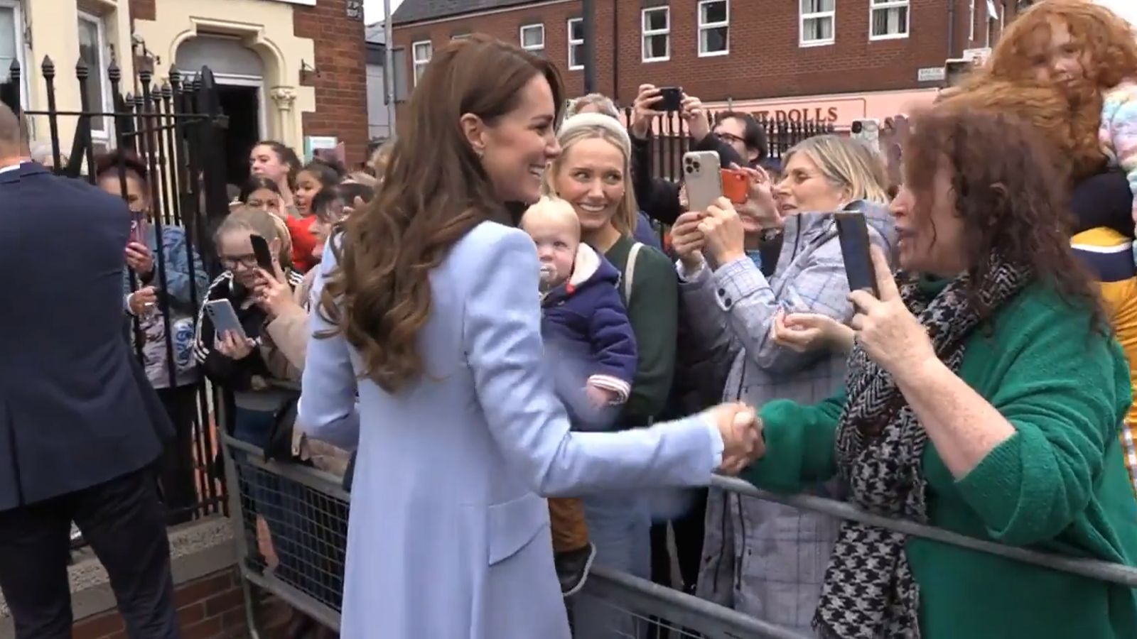 Irlandka "ciepło" wita Kate Middleton podczas wizyty w jej kraju. Zrobiło się nieprzyjemnie...