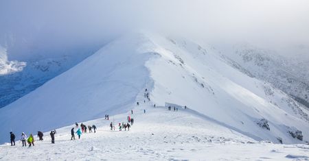 Tatry zimą: Co musisz wiedzieć przed wyjazdem w zaśnieżone góry – bezpieczeństwo, sprzęt, atrakcje