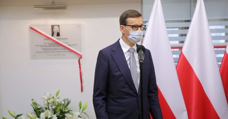 Z COVID-19 da się walczyć patriotyzmem? Ekonomista komentuje rządowe dotacje dla samorządów
