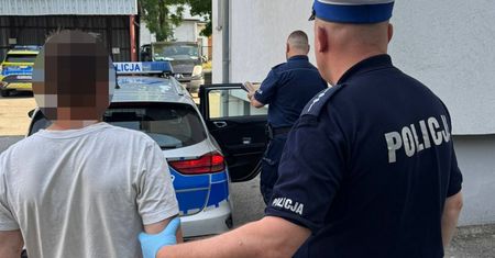 Kurier z Opola okradał firmę. Do paczek wrzucał ryż albo kaszę