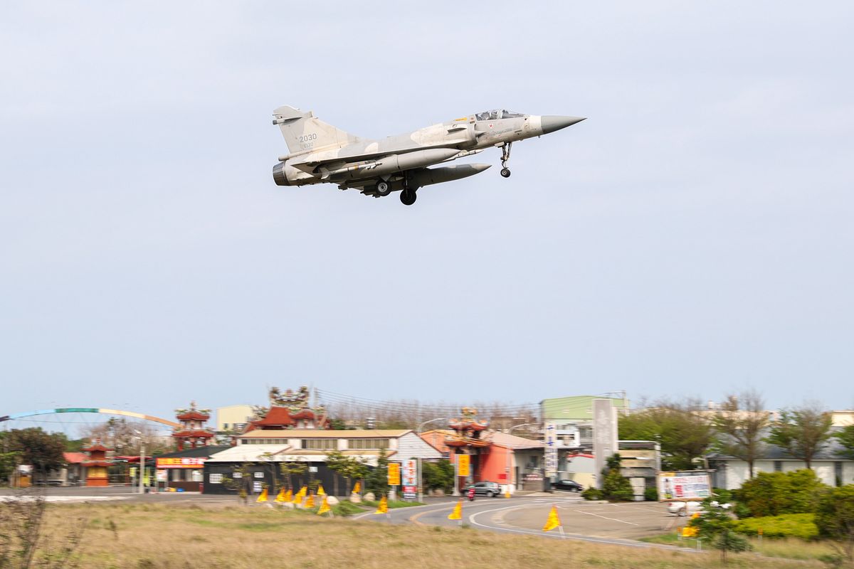Odrzutowiec myśliwski Taiwan Air Force Mirage 2000 wykonuje podejście do lądowania wewnątrz bazy lotniczej w Hsinchu. Chińskie ćwiczenia wojskowe wokół Tajwanu
