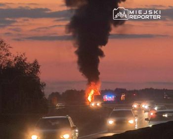 Oleśnica: Zderzenie czterech pojazdów na S8. Jeden stanął w płomieniach. Pięć osób poszkodowanych. W akcji śmigłowiec LPR