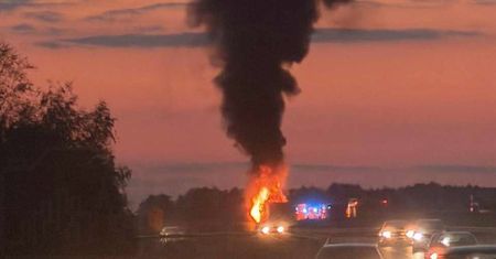 Oleśnica: Zderzenie czterech pojazdów na S8. Jeden stanął w płomieniach. Pięć osób poszkodowanych. W akcji śmigłowiec LPR