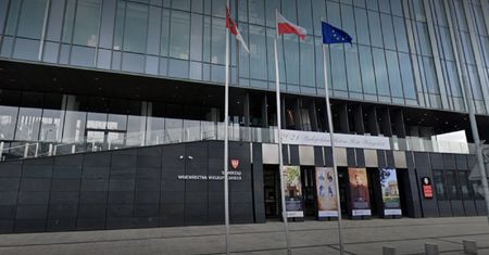 Poznań. Pracownik urzędu marszałkowskiego dusił kelnerkę. Urząd go nie zwolnił - mimo prawomocnego wyroku