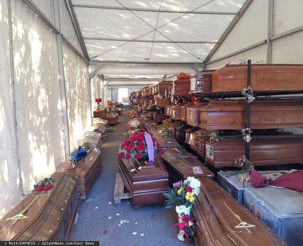 W Palermo na Sycylii prawie 900 trumien z ciałami osób zmarłych m.in. na COVID-19 zostało zgromadzonych w prowizorycznych namiotach. 