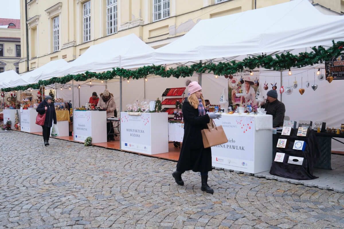 wystawcy na jarmarku bożonarodzeniowym