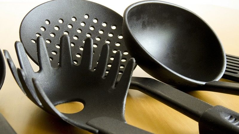 plastikowe łyżki do gotowania