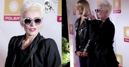 Kora w krótkich blond włosach pozuje do zdjęć!